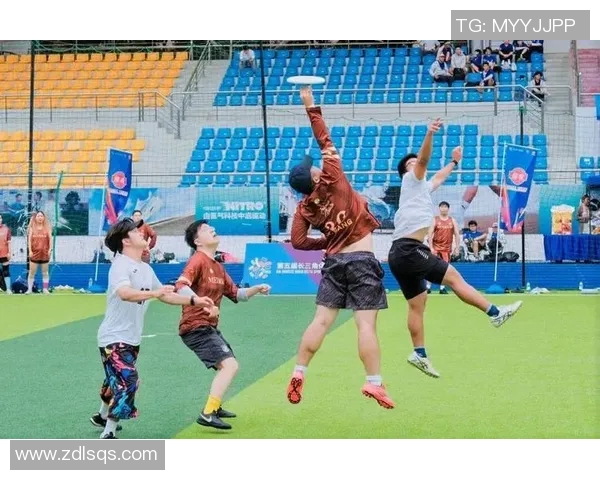 成都飞盘队与武汉飞盘队赛后复盘分析力量对比与战术探讨 成都飞盘队与武汉飞盘队赛后复盘分析力量对比与战术探讨