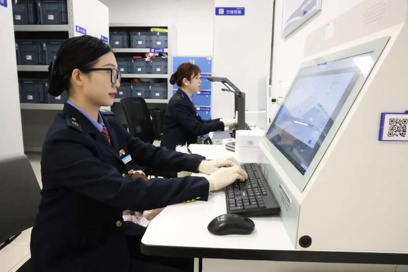威尼斯wns.885566车站刷脸领身份证火了！网友：整挺好我只管不消(图5)